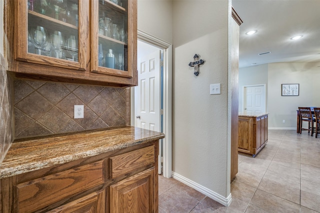 bar featuring visible vents, baseboards, light tile patterned flooring, backsplash, and recessed lighting