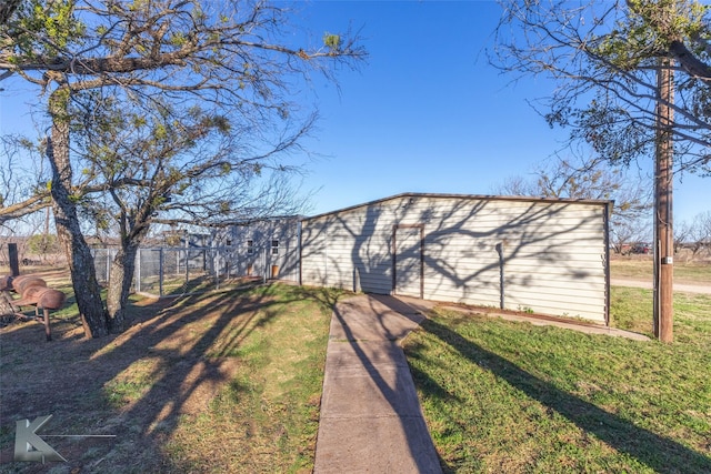 view of front facade featuring fence and a front lawn