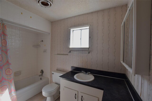 full bath featuring a textured ceiling, toilet, vanity, shower / bath combination with curtain, and wallpapered walls