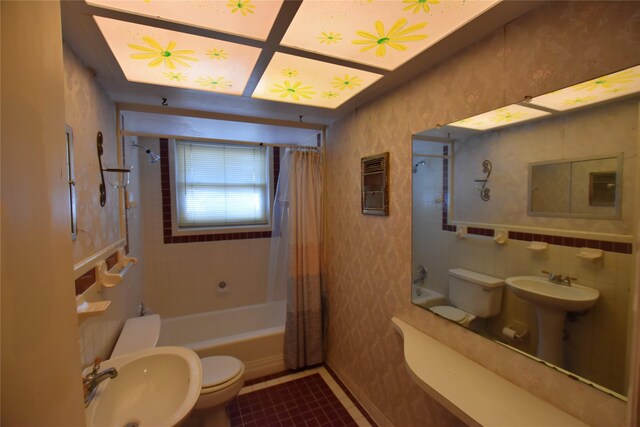 full bath featuring shower / bath combo, a sink, toilet, and tile patterned floors