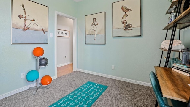 workout area with carpet and baseboards