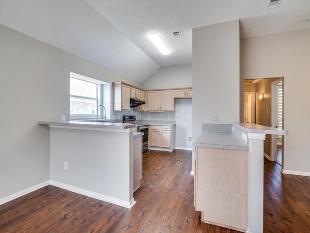 kitchen featuring electric stove, light countertops, under cabinet range hood, a peninsula, and a kitchen bar