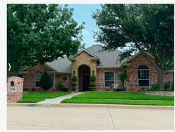 view of front of house with a front lawn