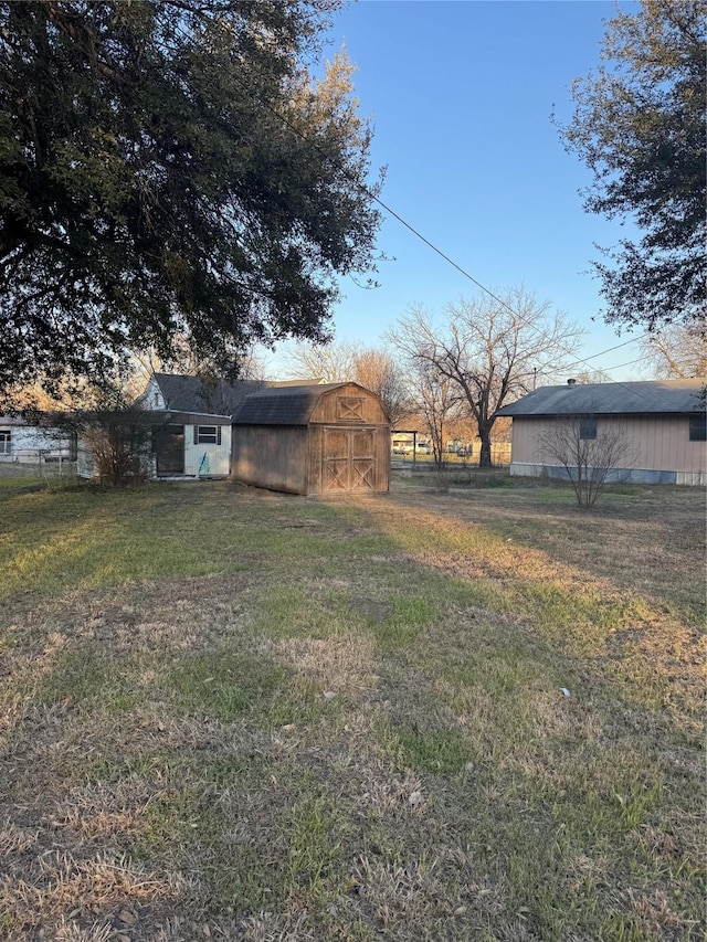 view of yard featuring an outdoor structure