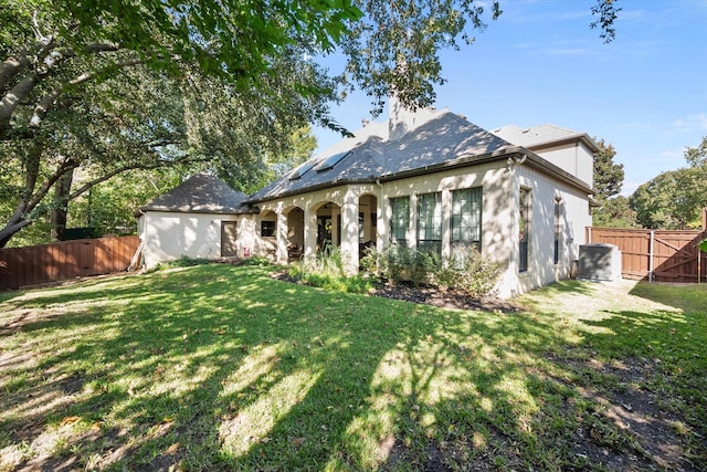 view of front of home featuring a front yard and a fenced backyard