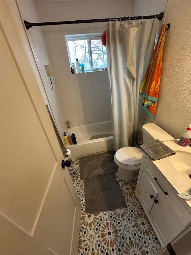 bathroom featuring shower / tub combo with curtain, a textured wall, toilet, vanity, and tile patterned flooring