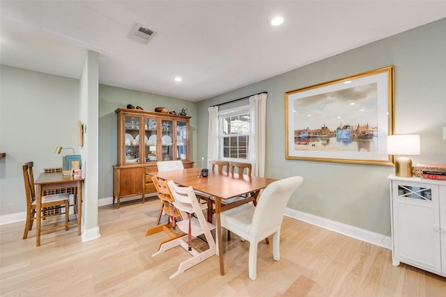 dining area with light wood finished floors, recessed lighting, visible vents, and baseboards