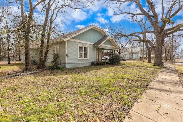 view of front facade featuring a carport and a front yard