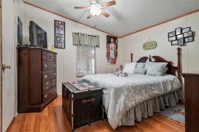 bedroom featuring light wood-type flooring, crown molding, and ceiling fan