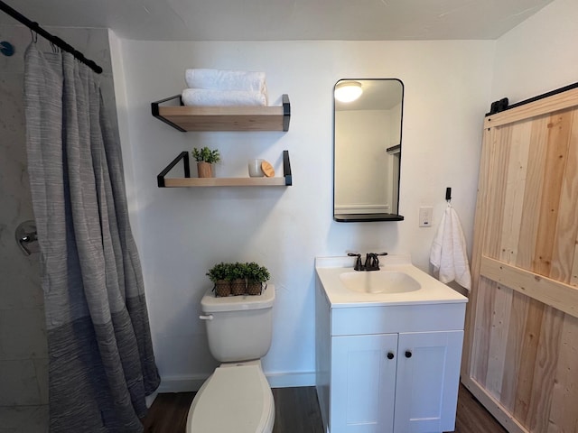 full bathroom featuring curtained shower, toilet, wood finished floors, vanity, and baseboards