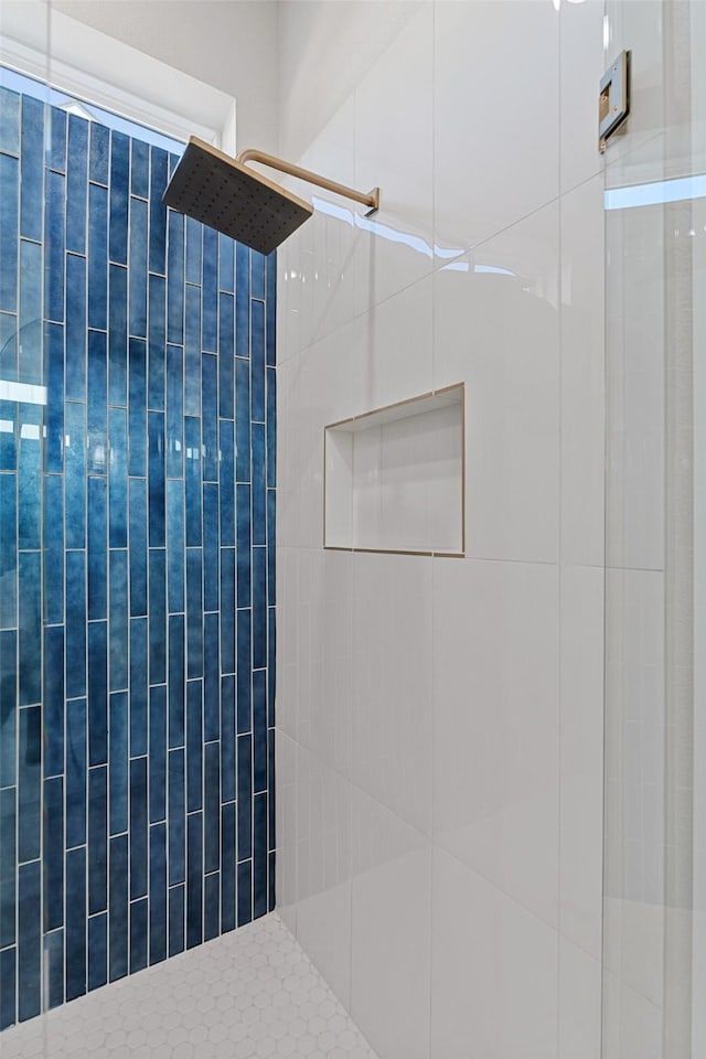 full bathroom featuring tiled shower