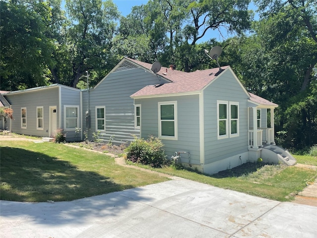 138 Whippoorwill Dr, Dallas, TX 75224 - view of front of property featuring a front lawn and a shingled roof