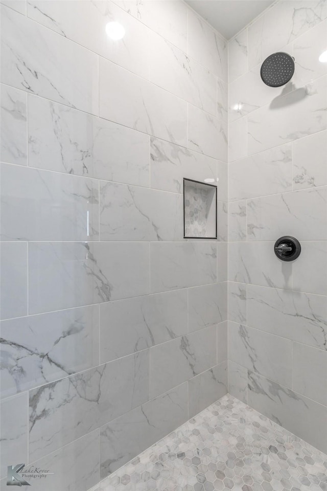 bathroom featuring tiled shower