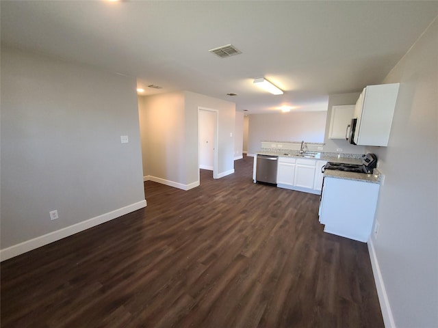 kitchen with visible vents, white cabinetry, stainless steel appliances, and baseboards