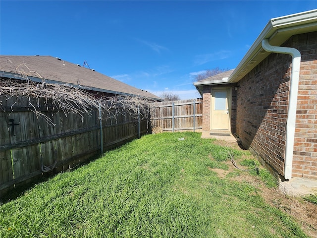 view of yard featuring a fenced backyard