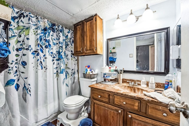 full bathroom featuring a shower with shower curtain, vanity, and toilet