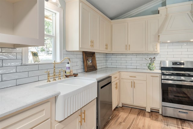 1501 Oak Shore Dr, Tool, TX 75143 - kitchen featuring light wood-style flooring, a sink, stainless steel appliances, premium range hood, and ornamental molding