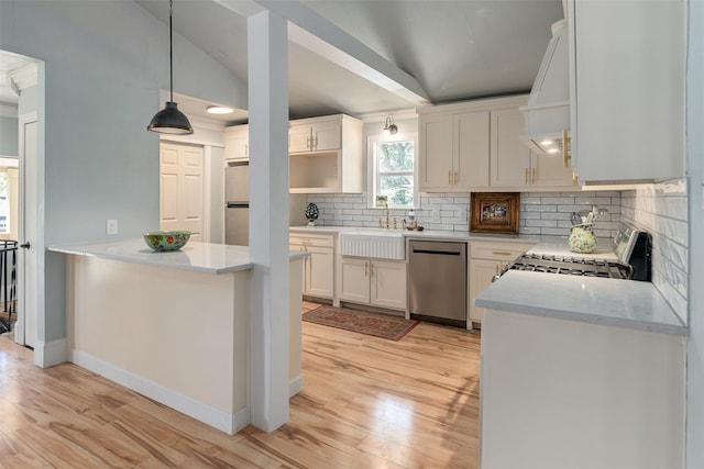1501 Oak Shore Dr, Tool, TX 75143 - kitchen featuring a sink, stainless steel appliances, light wood-style floors, decorative backsplash, and lofted ceiling