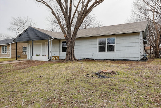 ranch-style house featuring a front yard