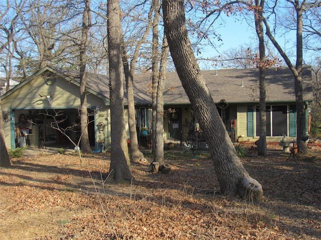 view of front of property featuring a shingled roof