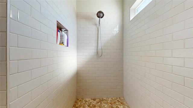 bathroom featuring a tile shower