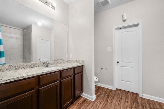 full bath featuring baseboards, visible vents, a shower with shower curtain, toilet, and wood finished floors