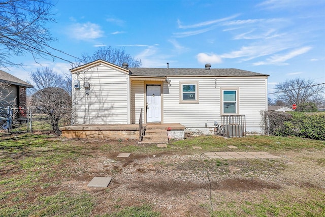 back of house featuring a yard