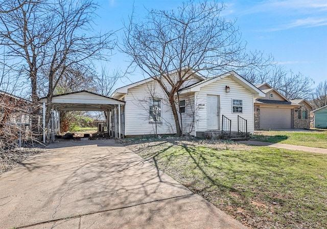 view of front of property featuring driveway, an attached garage, a carport, and a front yard