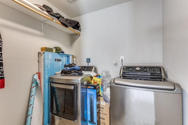 laundry room featuring laundry area and independent washer and dryer