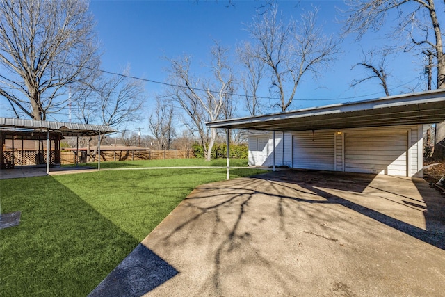 view of yard featuring driveway