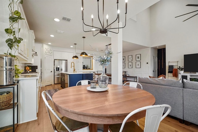 dining area with light wood-style floors, recessed lighting, visible vents, and ceiling fan