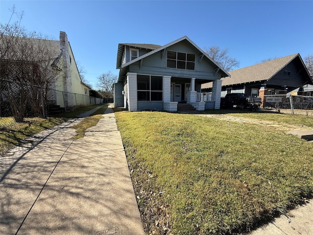 view of front facade featuring fence, a porch, and a front yard