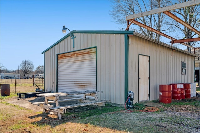 view of outdoor structure featuring an outbuilding and driveway