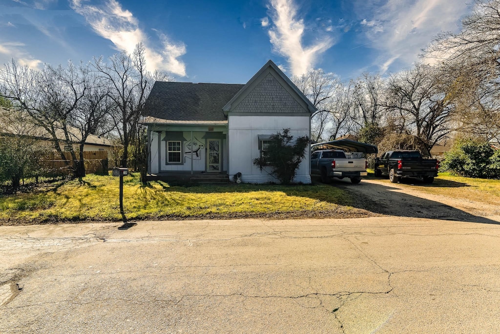 view of front of property featuring a front yard and driveway