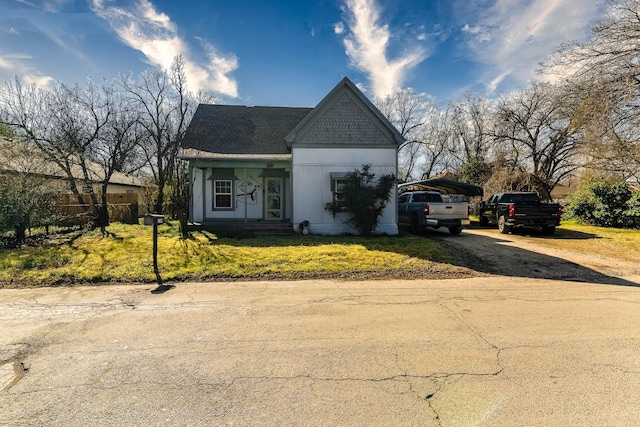 view of front of property featuring a front yard and driveway