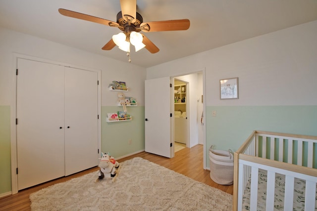 bedroom featuring light wood-type flooring, a closet, baseboards, and a ceiling fan