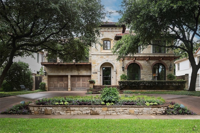 view of front facade with driveway