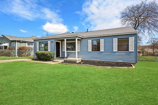 view of front of property featuring a front lawn and fence