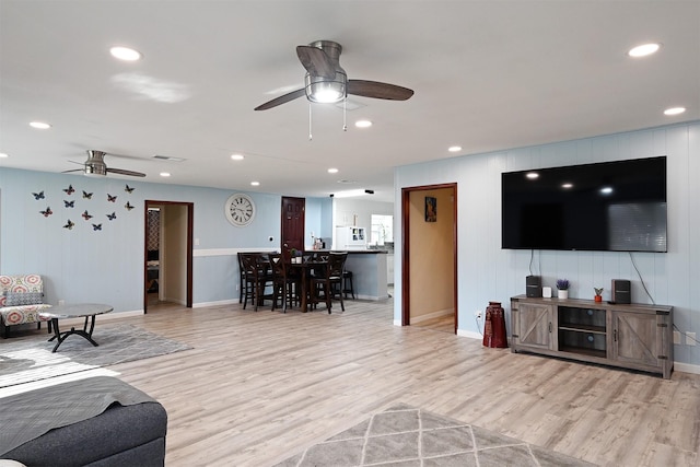 living room with light wood-style floors, recessed lighting, visible vents, and ceiling fan