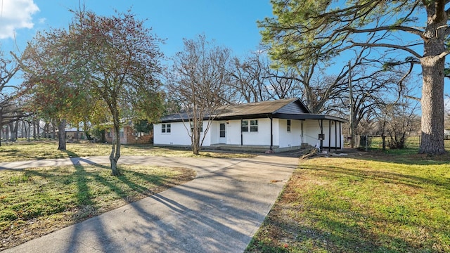 view of front of home featuring driveway and a front yard