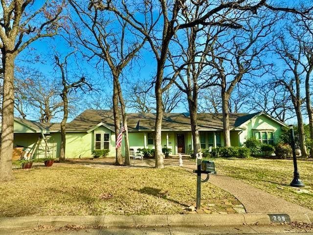 ranch-style home with a front yard