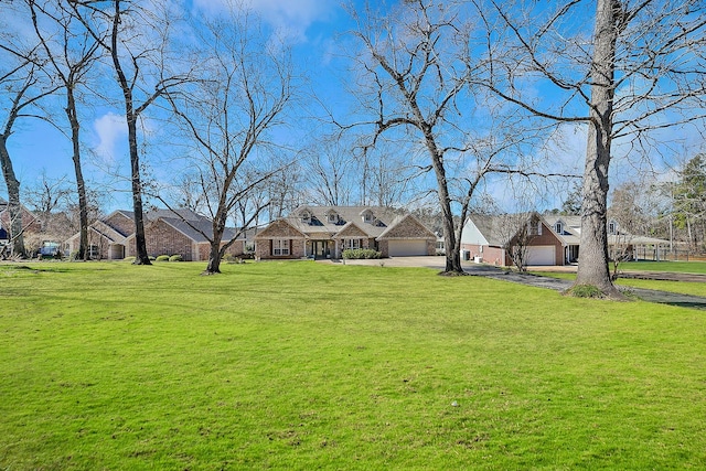 view of front of home featuring driveway and a front yard