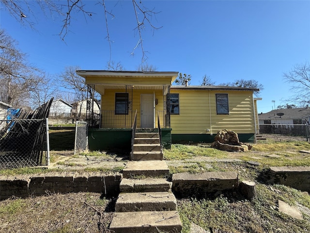 view of front of house featuring a porch and fence