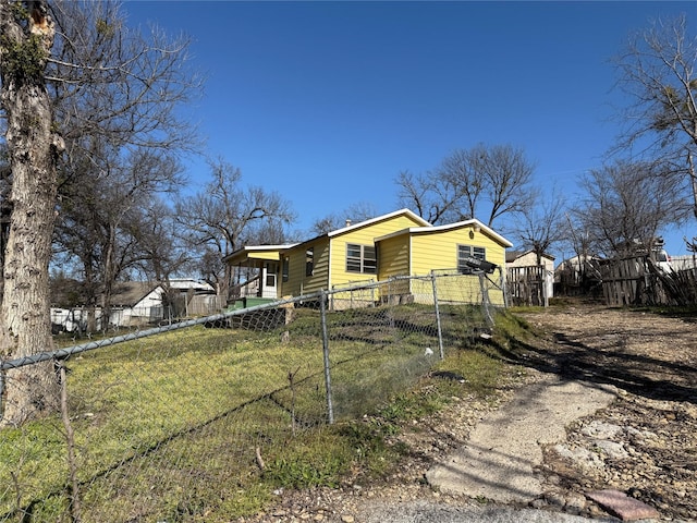 view of front of home with a fenced front yard