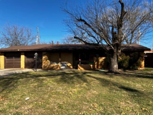 view of front of property featuring a garage and driveway