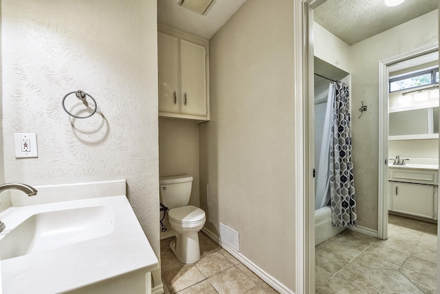 full bathroom with baseboards, visible vents, toilet, shower / bath combo with shower curtain, and vanity