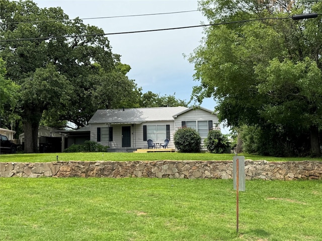 view of front facade with a front yard