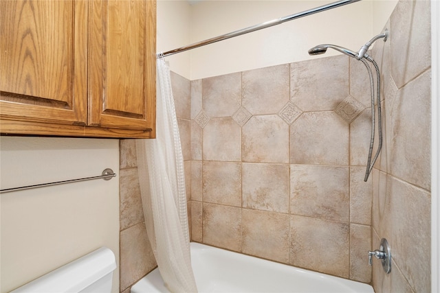 bathroom with shower / tub combo