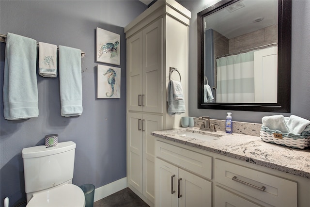 full bath with curtained shower, baseboards, vanity, and toilet