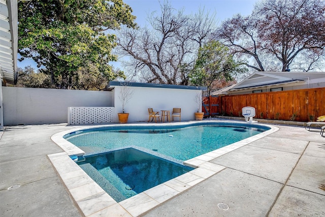 view of pool featuring a patio, a fenced backyard, and a pool with connected hot tub